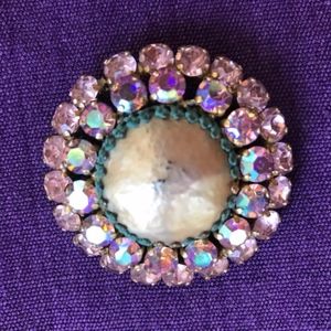 Beautiful dimensional Weiss brooch.